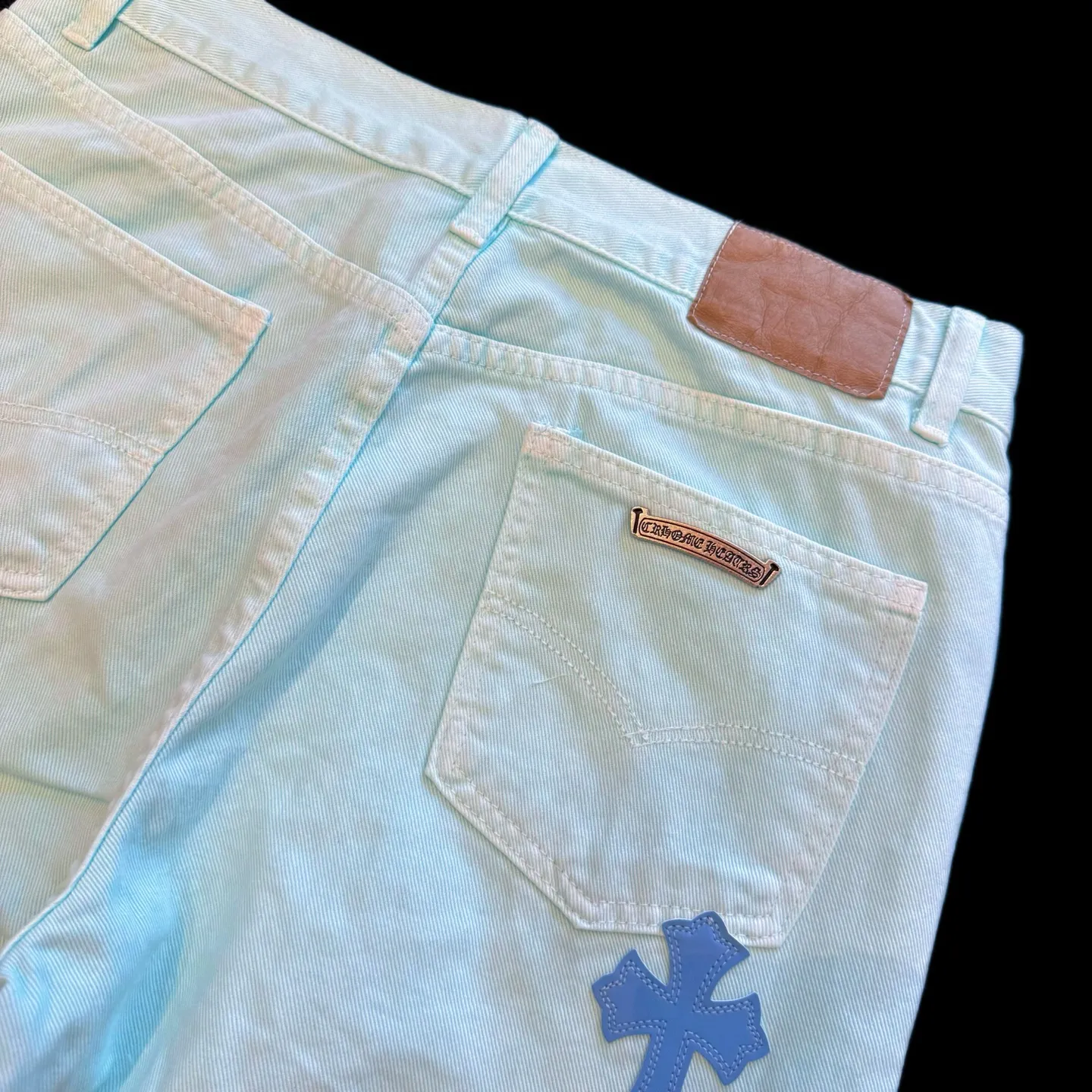 P260 Style number: D414 Chrome hearts CH grams new classic cross patch leather jeans Size: s-xl (28 30 32 34) Color: light green pink leather Size reference 28 pants length 100 waist circumference 72 30 pants length 101 waist circumference 76 32 pants length 103 waist circumference 80 34 pants length 104 waist circumference 84